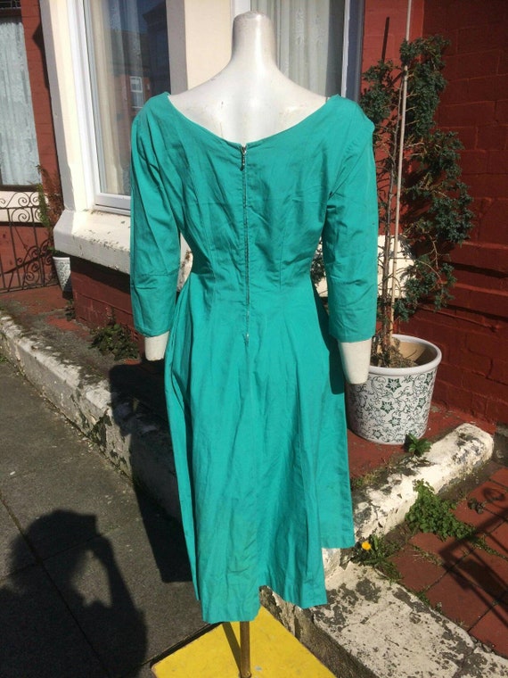 Sale Lovely later 1950s green cotton simple styli… - image 7