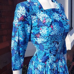 Sale Colourful 1950s cotton printed dress with a fab blue and red graphic modernist colourful pattern
