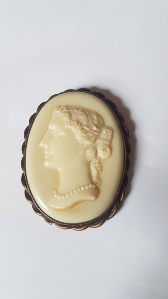 Broche Ancienne Tête En Celluloïd Des Années 1920/1940 Sur Métal Argenté - Bijou Vintage Français