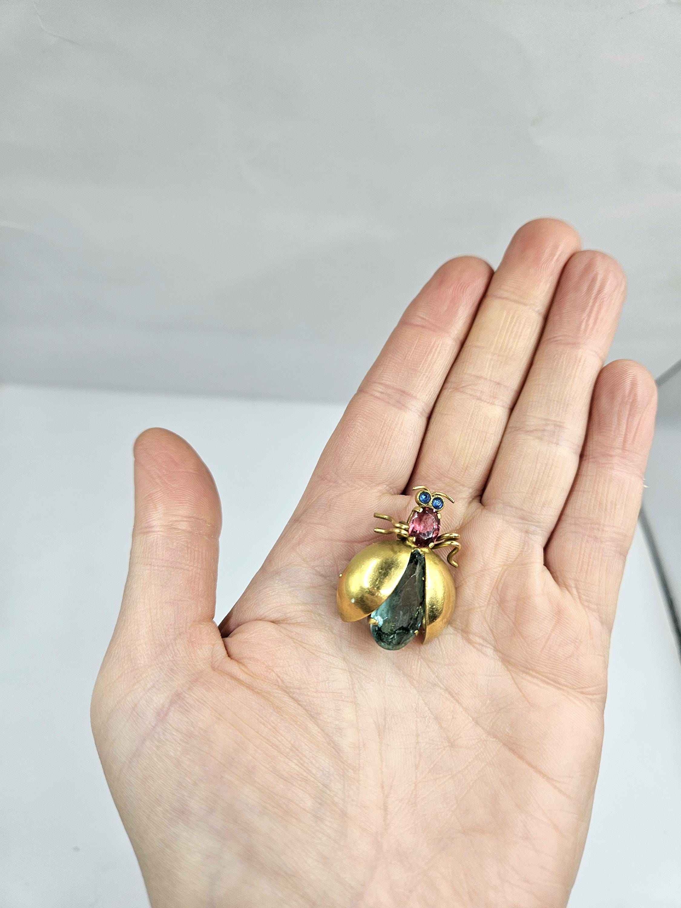 アンティークアクセサリー　セルロイドの椿のブローチ　1930s 1930年代から40年代にかけての素晴らしい虫のブローチ。クリスマス