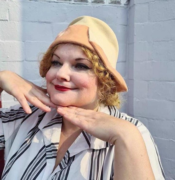 Beautiful 1920s Pink and Cream Wool Felt Cloche Hat Jazz Age  display picture 1