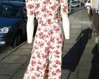 Stunning romantic 1930s 40s white cotton and red rose printed house dress with lovely puff sleeve detail centre front zip fastening