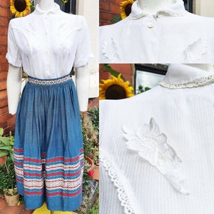 Cute 1940s 50s volup sheer striped blouse with lace on collar and floral appliqués front button fastening