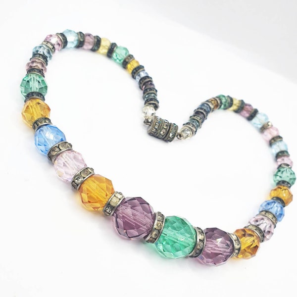 Superbe collier en verre multicolore des années 1940 des années 50 avec des perles diamantées entre les deux, un cadeau parfait de qualité si magnifiquement réalisé