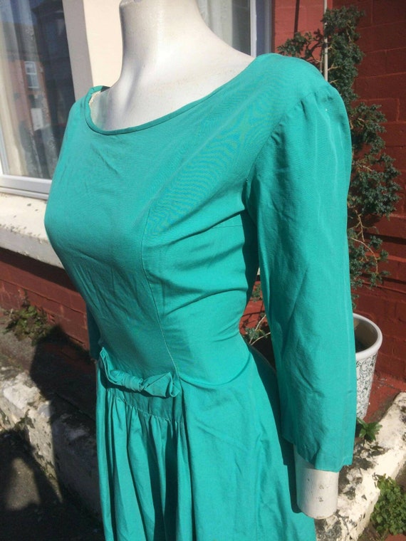 Sale Lovely later 1950s green cotton simple styli… - image 4