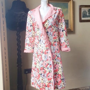 Beautiful 1930s deco patterned robe in pink blue white house jacket boho art deco