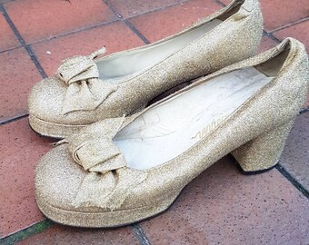 Amazing 1960s 70s gold lamè platform dress shoes with now detail