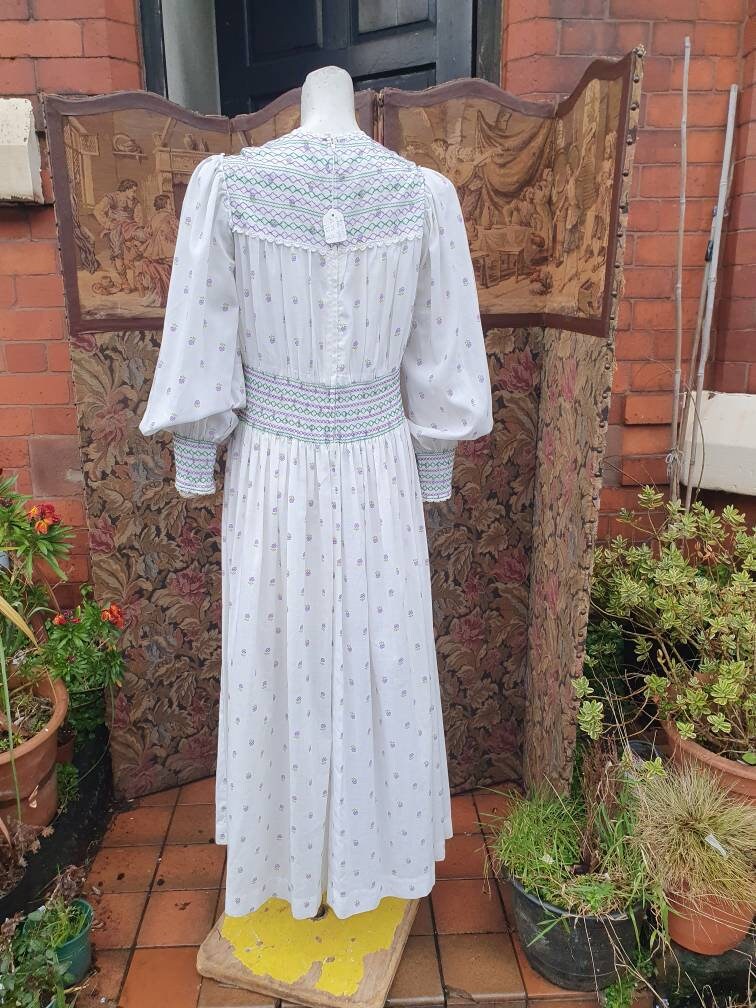 ロマンチックな1960年代70年代のアリスター・コーウィンのボヘミアン風