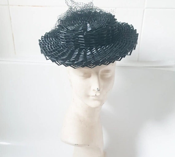 Amazing late 1930s 40s woven tilt hat with strap … - image 1