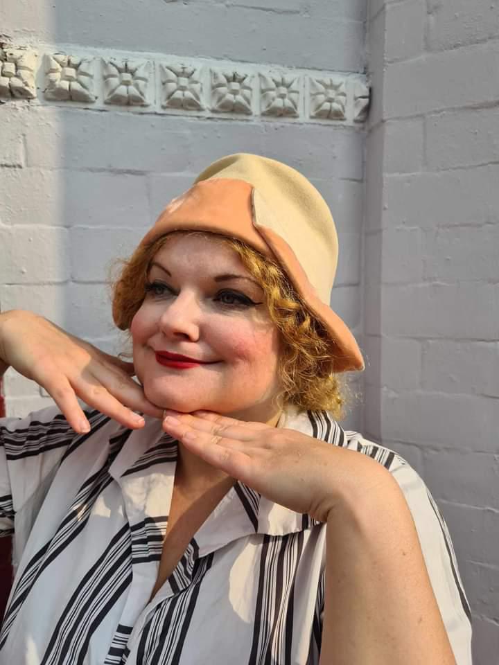 Beautiful 1920s Pink and Cream Wool Felt Cloche Hat Jazz Age  display picture 1