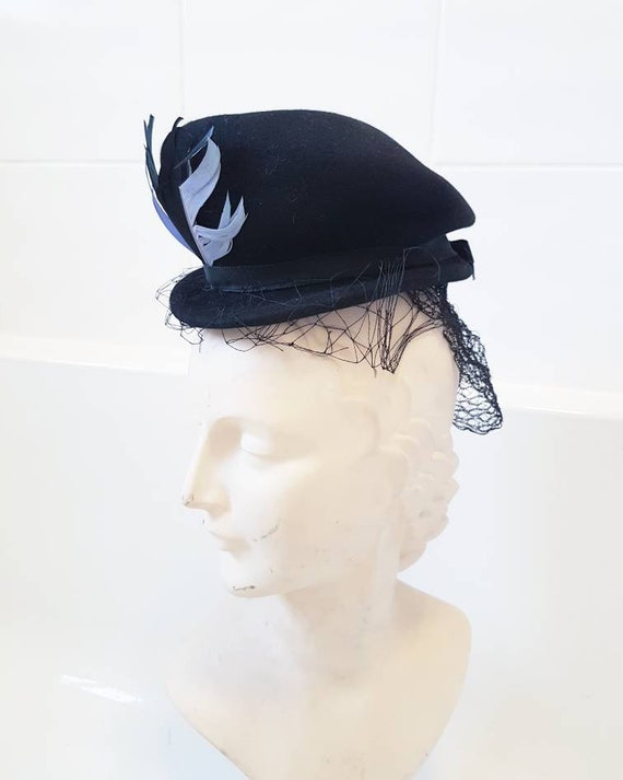 Sale stylish 1930s 40s black felt tilt with feathe