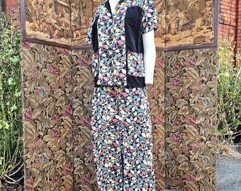 Zeldzame pyjama uit de jaren 40, ook te dragen als broekset. Prachtige print: blouse en broek in zwart, groen, rood, blauw, geel en wit.