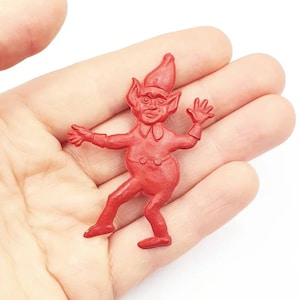 Lindo broche de plástico kitsch Pixie vermelho dos anos 1930, presente divertido