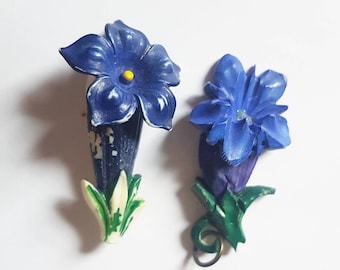 Lindo broche floral azul de la década de 1940 y colgante tiene algo de pérdida de pintura