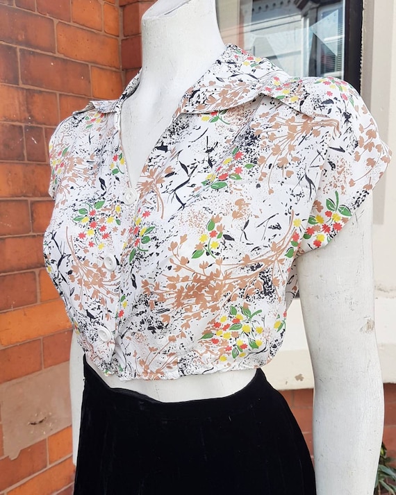 Wonderful 1940s cold rayon cropped patterned blous