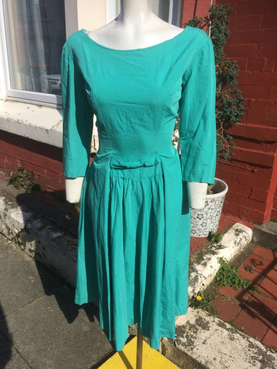 Sale Lovely later 1950s green cotton simple styli… - image 6