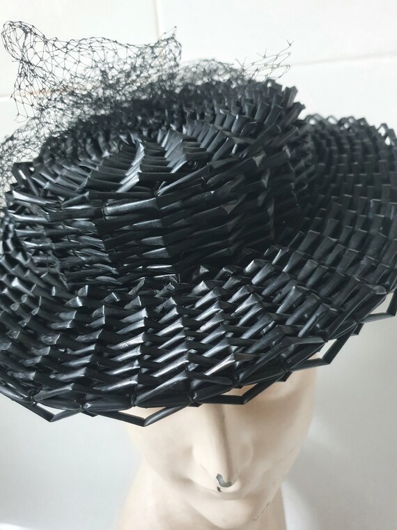 Amazing late 1930s 40s woven tilt hat with strap … - image 3