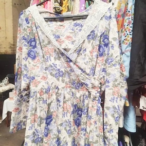 Beautiful 1980s Laura Ashley floral long sleeved cotton dress with lace collar rarer size