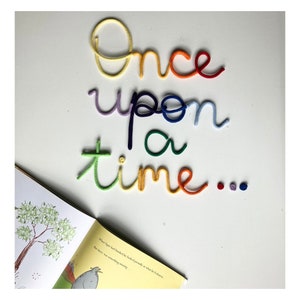 Érase una vez... cartel de arcoíris multicolor para rincón de lectura infantil, rincón de libros, señalización de estantería o regalo para ratones de biblioteca