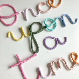 Letrero multicolor pastel de Érase una vez para el rincón de lectura de los niños