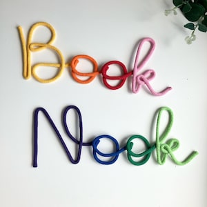 Letrero multicolor para rincón de lectura como decoración.