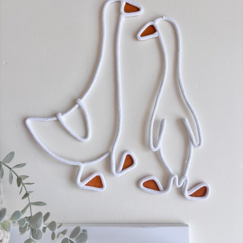 Décoration murale oies pour une chambre d'enfant style cottagecore, une chambre d'enfant inspirée des contes de fées, une chambre d'enfant aux tons neutres de style ferme, et cadeau de naissance.