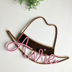 Chapéu de cowboy rosa feminino personalizado para decoração de parede infantil, chapéu de cowboy com nome personalizado, arte com tema ocidental personalizada