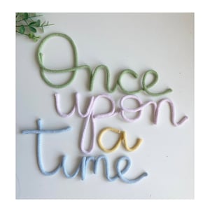 Arte de pared mágico en tonos pastel con la frase "Érase una vez" - Home Decor Accent