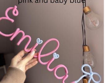 Personalisiertes Namensschild fürs Kinderzimmer – Schriftzug aus Draht und Wolle, Wanddekoration für Baby