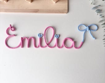 Personalisiertes Namensschild fürs Kinderzimmer – Schriftzug aus Draht und Wolle, Wanddekoration für Baby
