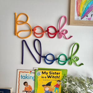 Mehrfarbiges Buch-Ecken-Schild für eine Leseecke