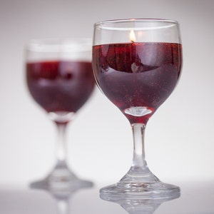 Merlot wine scented and long-lasting gel candle perfect for romantic and any occasions.  This great candle is the perfect gift.