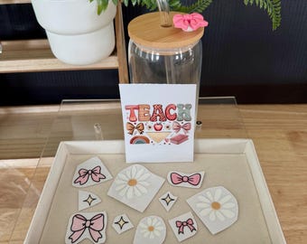 Kit de bricolaje para vasos de cristal Teach Coquette / Regalo de agradecimiento para profesores con lazo rosa / Regalo de fin de curso para profesores