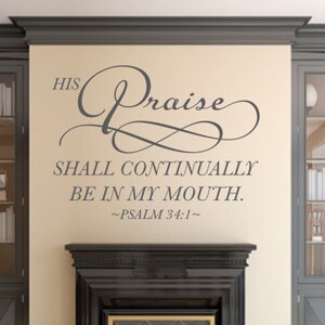 Peut inclure: Un autocollant mural gris avec une police cursive qui dit "HIS Praise SHALL CONTINUALLY BE IN MY MOUTH. ~PSALM 34:1~". L'autocollant est placé au-dessus d'une cheminée noire dans une pièce avec des armoires grises.