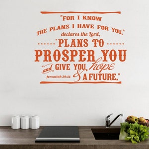Peut inclure: Autocollant mural orange avec la citation "FOR I KNOW THE PLANS I HAVE FOR YOU," déclare le Seigneur, "PLANS TO PROSPER YOU and GIVE YOU hope & A FUTURE." de Jérémie 29:11. Le texte est dans une police décorative.