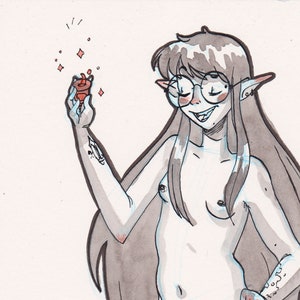 Könnte beinhalten: Eine Strichzeichnung einer Person mit langen braunen Haaren, die eine Brille trägt und ein kleines rotes Objekt hält. Die Person hat ein Tattoo am Arm und am Bein. Die Zeichnung ist in Schwarzweiß mit einigen roten und blauen Akzenten.