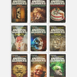 Peut inclure: Un ensemble de neuf livres de poche vintage sur le th&egrave;me de l'horreur. Les couvertures pr&eacute;sentent des illustrations de cr&acirc;nes, un g&acirc;teau, un dragon et d'autres images effrayantes. Les titres incluent "Sardines", "Les 12 jours de Christine", "Le Diable de No&euml;l", "Tentation du destin", "La Planque", "Simon dit", "Mr King", "Le Dernier Week-end" et "La Mal&eacute;diction du Neuvi&egrave;me".