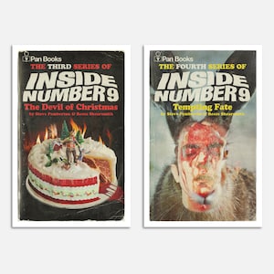 Peut inclure: Deux couvertures de livres avec le titre "Inside Number 9" en caract&egrave;res gras jaunes. La premi&egrave;re couverture repr&eacute;sente un g&acirc;teau rouge et blanc avec une sc&egrave;ne de No&euml;l sur le dessus, sur fond noir. Le titre "The Devil of Christmas" est &eacute;crit en blanc. La deuxi&egrave;me couverture repr&eacute;sente un gros plan d'un visage d'homme ensanglant&eacute;, superpos&eacute; sur le corps d'un lapin. Le titre "Tempting Fate" est &eacute;crit en blanc.