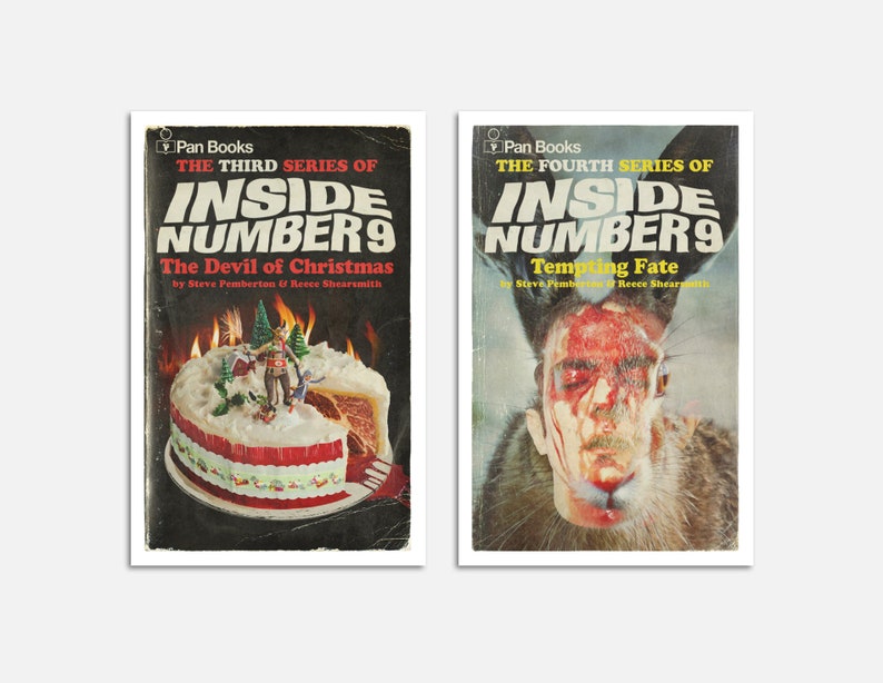 Peut inclure: Deux couvertures de livres avec le titre "Inside Number 9" en caract&egrave;res gras jaunes. La premi&egrave;re couverture repr&eacute;sente un g&acirc;teau rouge et blanc avec une sc&egrave;ne de No&euml;l sur le dessus, sur fond noir. Le titre "The Devil of Christmas" est &eacute;crit en blanc. La deuxi&egrave;me couverture repr&eacute;sente un gros plan d'un visage d'homme ensanglant&eacute;, superpos&eacute; sur le corps d'un lapin. Le titre "Tempting Fate" est &eacute;crit en blanc.