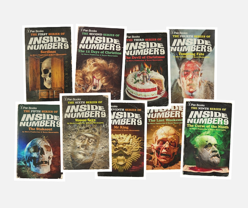 Peut inclure: Une collection de neuf livres broch&eacute;s avec le titre "Inside Number 9" et diff&eacute;rents sous-titres. Les livres pr&eacute;sentent diverses illustrations, notamment un cr&acirc;ne, une t&ecirc;te de femme, un g&acirc;teau, une t&ecirc;te d'homme, une statue, un dragon, une t&ecirc;te d'homme et une t&ecirc;te d'homme.