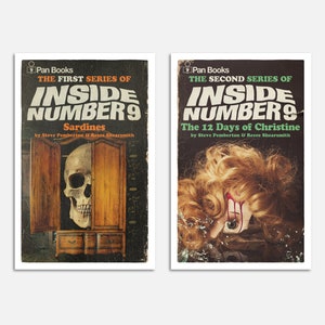 Peut inclure: Deux couvertures de livres sur le th&egrave;me de l'horreur. La premi&egrave;re couverture est noire avec du texte orange qui dit "Pan Books The First Series of Inside Number 9 Sardines by Steve Pemberton & Reece Shearsmith". La couverture pr&eacute;sente un cr&acirc;ne &agrave; l'int&eacute;rieur d'un placard en bois. La deuxi&egrave;me couverture est noire avec du texte vert qui dit "Pan Books The Second Series of Inside Number 9 The 12 Days of Christine by Steve Pemberton & Reece Shearsmith". La couverture pr&eacute;sente une t&ecirc;te de femme avec du sang qui coule de ses yeux.