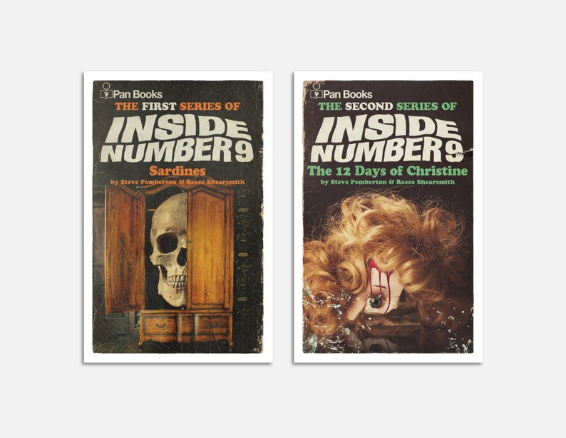 Peut inclure: Deux couvertures de livres sur le th&egrave;me de l'horreur. La premi&egrave;re couverture est noire avec du texte orange qui dit "Pan Books The First Series of Inside Number 9 Sardines by Steve Pemberton & Reece Shearsmith". La couverture pr&eacute;sente un cr&acirc;ne &agrave; l'int&eacute;rieur d'un placard en bois. La deuxi&egrave;me couverture est noire avec du texte vert qui dit "Pan Books The Second Series of Inside Number 9 The 12 Days of Christine by Steve Pemberton & Reece Shearsmith". La couverture pr&eacute;sente une t&ecirc;te de femme avec du sang qui coule de ses yeux.