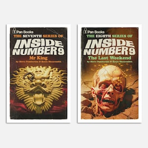 Peut inclure: Deux couvertures de livres pour l'&eacute;mission de t&eacute;l&eacute;vision Inside Number 9. La premi&egrave;re couverture est rouge et pr&eacute;sente une t&ecirc;te de dragon dor&eacute;e. Le texte indique "The Seventh Series of Inside Number 9" et "Mr King" par Steve Pemberton & Reece Shearsmith. La deuxi&egrave;me couverture est brune et pr&eacute;sente un cr&acirc;ne humain avec une vigne verte qui en sort. Le texte indique "The Eighth Series of Inside Number 9" et "The Last Weekend" par Steve Pemberton & Reece Shearsmith.