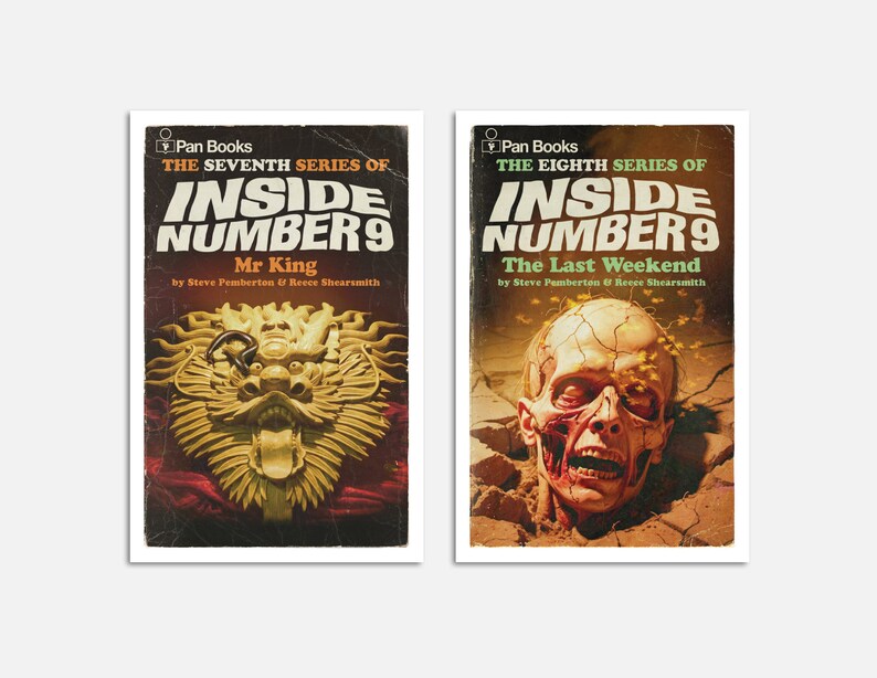 Peut inclure: Deux couvertures de livres pour l'&eacute;mission de t&eacute;l&eacute;vision Inside Number 9. La premi&egrave;re couverture est rouge et pr&eacute;sente une t&ecirc;te de dragon dor&eacute;e. Le texte indique "The Seventh Series of Inside Number 9" et "Mr King" par Steve Pemberton & Reece Shearsmith. La deuxi&egrave;me couverture est brune et pr&eacute;sente un cr&acirc;ne humain avec une vigne verte qui en sort. Le texte indique "The Eighth Series of Inside Number 9" et "The Last Weekend" par Steve Pemberton & Reece Shearsmith.
