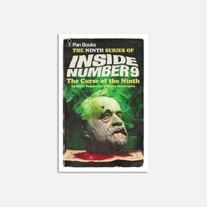 Peut inclure: Une couverture de livre avec un fond vert et noir. Le titre est "Inside Number 9: The Curse of the Ninth" par Steve Pemberton & Reece Shearsmith. Une t&ecirc;te d'homme est sur la couverture, avec de la fum&eacute;e verte sortant de sa bouche.