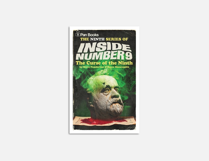 Peut inclure: Une couverture de livre avec un fond vert et noir. Le titre est "Inside Number 9: The Curse of the Ninth" par Steve Pemberton & Reece Shearsmith. Une t&ecirc;te d'homme est sur la couverture, avec de la fum&eacute;e verte sortant de sa bouche.
