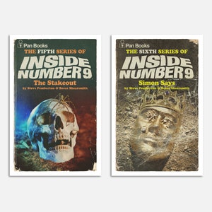Peut inclure: Deux couvertures de livres vintage pour la s&eacute;rie "Inside Number 9". La premi&egrave;re couverture pr&eacute;sente un cr&acirc;ne avec une araign&eacute;e dessus et le titre "The Stakeout". La deuxi&egrave;me couverture pr&eacute;sente un visage dor&eacute; avec une couronne et le titre "Simon Says".