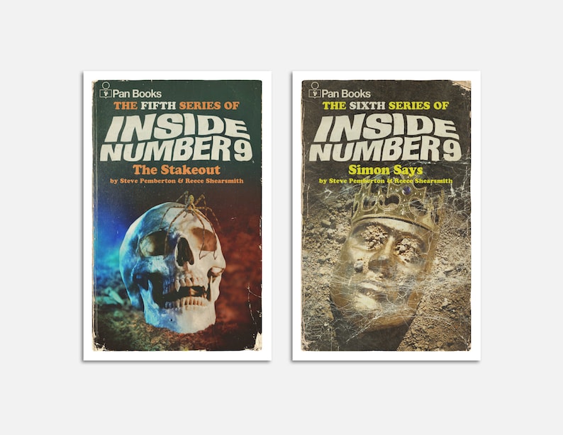 Peut inclure: Deux couvertures de livres vintage pour la s&eacute;rie "Inside Number 9". La premi&egrave;re couverture pr&eacute;sente un cr&acirc;ne avec une araign&eacute;e dessus et le titre "The Stakeout". La deuxi&egrave;me couverture pr&eacute;sente un visage dor&eacute; avec une couronne et le titre "Simon Says".
