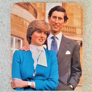 ヴィンテージの王室婚約テーブルマット、チャールズとダイアナの結婚式、王室の記念品、1981年の王室の結婚式の食器、