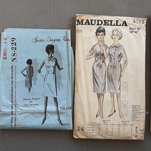 Op de afbeelding: Vier vintage naaipatronen. De patronen tonen illustraties van damesjurken. De enveloppen zijn gelabeld met "SPADEA DESIGNER PATTERN" en "MAUDELLA". De patronen zijn in verschillende maten en stijlen, met illustraties in zwart-wit en kleur.